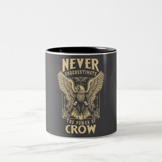 Unterschätzen Sie niemals den Power von Crow Zweifarbige Tasse (Mittel)