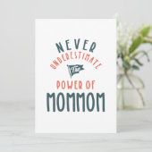 Unterschätzen Sie niemals den Power von Mom Einladung (Stehend Vorderseite)