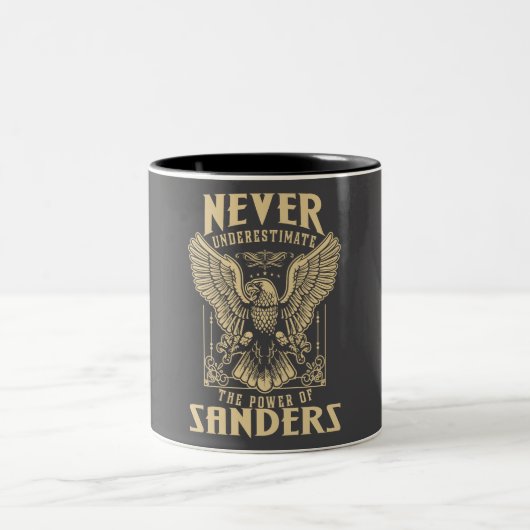Unterschätzen Sie niemals den Power von Sanders Zweifarbige Tasse (Mittel)