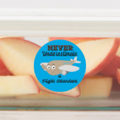 Unterschätzen Sie niemals die Flugbegleiter-Kennze Etiketten (Befestigt)