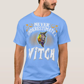 Unterschätzen Sie niemals ein HexenHalloween T-Shirt