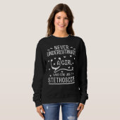Unterschätzen Sie niemals ein Mädchen, das ein Ste Sweatshirt (Vorne ganz)
