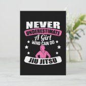 Unterschätzen Sie niemals ein Mädchen, das Jiu Jit Einladung (Stehend Vorderseite)