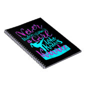 Unterschätzen Sie niemals ein Mädchen, das Karate- Notizblock (Rechte Seite)