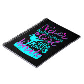 Unterschätzen Sie niemals ein Mädchen, das Karate- Notizblock (Linke Seite)