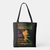 Unterschätzen Sie niemals ein Mädchen, das Taekwon Tasche (Rückseite)