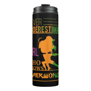 Unterschätzen Sie niemals ein Mädchen, das Taekwon Thermosbecher