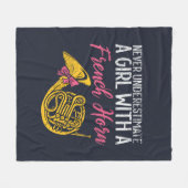 Unterschätzen Sie niemals ein Mädchen mit französi Fleecedecke (Vorderseite (Horizontal))