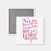 Unterschätzen Sie niemals ein Oma mit einem Fahrra Magnet (Vorderseite/Rückseite)