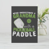 Unterschätzen Sie niemals ein Oma mit einem Pickle Einladung (Stehend Vorderseite)