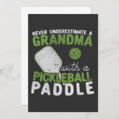 Unterschätzen Sie niemals ein Oma mit einem Pickle Einladung (Vorne/Hinten)