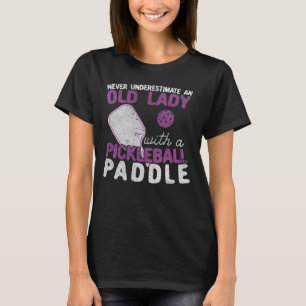 Unterschätzen Sie niemals eine alte Dame mit eine T-Shirt