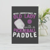 Unterschätzen Sie niemals eine alte Dame mit einem Einladung (Stehend Vorderseite)