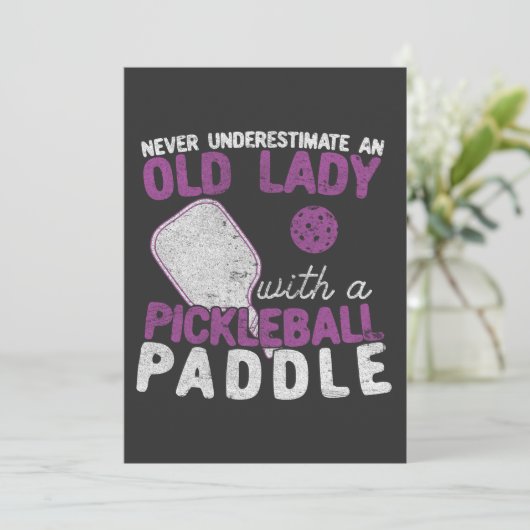 Unterschätzen Sie niemals eine alte Dame mit einem Einladung (Stehend Vorderseite)