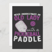 Unterschätzen Sie niemals eine alte Dame mit einem Einladung (Vorne/Hinten)