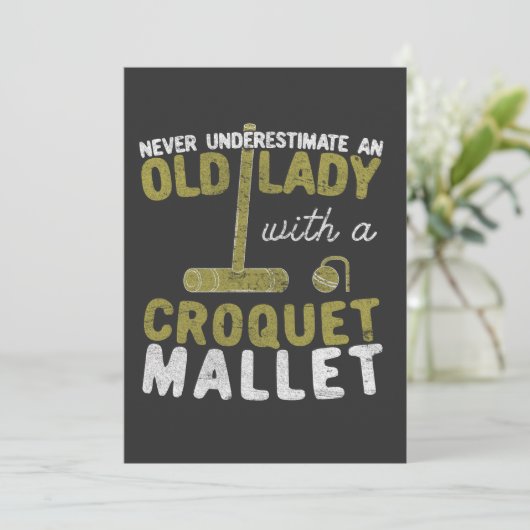 Unterschätzen Sie niemals eine alte Dame mit Kroke Einladung (Stehend Vorderseite)