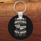 Unterschätzen Sie niemals eine alte Frau auch eine Schlüsselanhänger (Vorderseite)