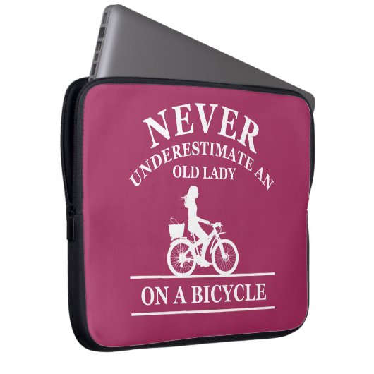 Unterschätzen Sie niemals eine alte Frau auf einem Laptopschutzhülle (Vorne Rechts)
