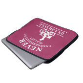 Unterschätzen Sie niemals eine alte Frau auf einem Laptopschutzhülle (Vorne Knopf)