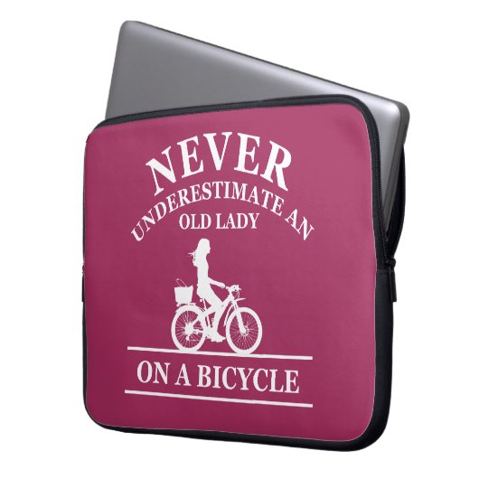 Unterschätzen Sie niemals eine alte Frau auf einem Laptopschutzhülle (Vorderseite Links)
