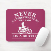 Unterschätzen Sie niemals eine alte Frau auf einem Mousepad (Mit Mouse)