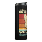 Unterschätzen Sie niemals eine alte Frau, die Aust Thermosbecher (Nach links gedreht)