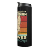 Unterschätzen Sie niemals eine alte Frau, die Aust Thermosbecher (Nach rechts gedreht)