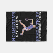 Unterschätzen Sie niemals eine alte Frau, die Dmin Fleecedecke (Vorderseite (Horizontal))