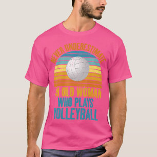 Unterschätzen Sie niemals eine alte Frau, die Voll T-Shirt