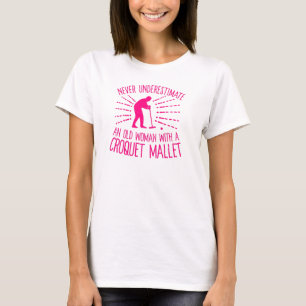 Unterschätzen Sie niemals eine alte Frau mit eine T-Shirt