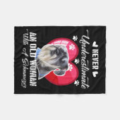 Unterschätzen Sie niemals eine alte Frau mit einem Fleecedecke (Vorderseite (Horizontal))