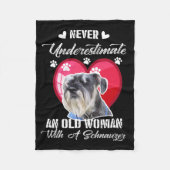Unterschätzen Sie niemals eine alte Frau mit einem Fleecedecke (Vorderseite)
