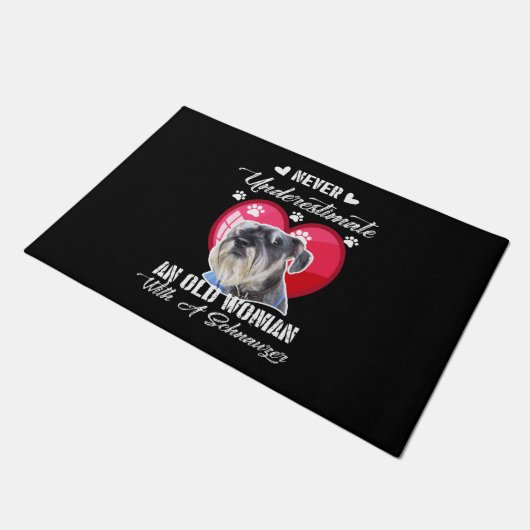 Unterschätzen Sie niemals eine alte Frau mit einem Fußmatte (Schrägansicht)