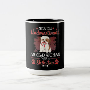 Unterschätzen Sie niemals eine alte Frau mit einem Zweifarbige Tasse