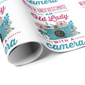 Unterschätzen Sie niemals eine alte Frau mit einer Geschenkpapier (Rolleneckpunkt)