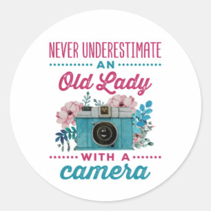 Unterschätzen Sie niemals eine alte Frau mit einer Runder Aufkleber