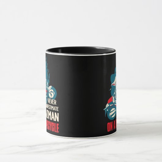 Unterschätzen Sie niemals eine Frau auf einem Moto Tasse (Zentrum)