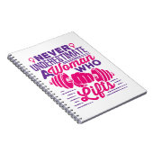 Unterschätzen Sie niemals eine Frau, die aufhebt Notizblock (Rechte Seite)