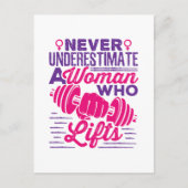 Unterschätzen Sie niemals eine Frau, die aufhebt Postkarte (Vorderseite)