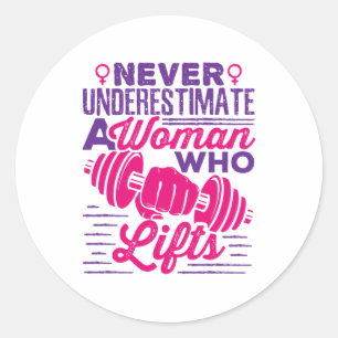 Unterschätzen Sie niemals eine Frau, die aufhebt Runder Aufkleber