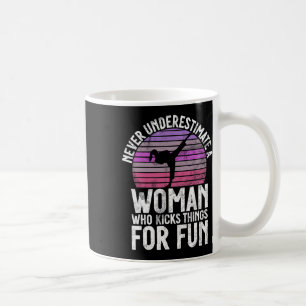 Unterschätzen Sie niemals eine Frau, die die Dinge Kaffeetasse