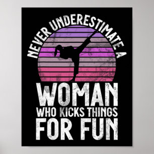 Unterschätzen Sie niemals eine Frau, die die Dinge Poster
