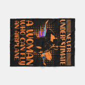 Unterschätzen Sie niemals eine Frau, die einen Air Fleecedecke (Vorderseite (Horizontal))