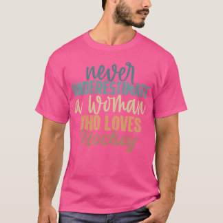 Unterschätzen Sie niemals eine Frau, die Hockey Li T-Shirt