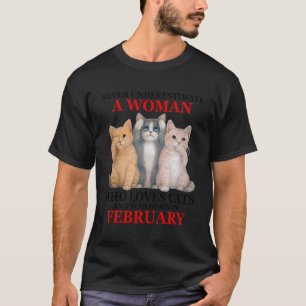 Unterschätzen Sie niemals eine Frau, die Katzen Ge T-Shirt