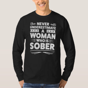 Unterschätzen Sie niemals eine Frau, die nüchtern T-Shirt