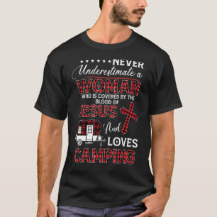 Unterschätzen Sie niemals eine Frau, die von der b T-Shirt
