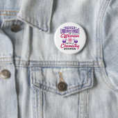 Unterschätzen Sie niemals eine Frau mit Chemiegrad Button (Beispiel)