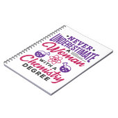 Unterschätzen Sie niemals eine Frau mit Chemiegrad Notizblock (Linke Seite)