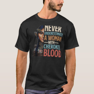 Unterschätzen Sie niemals eine Frau mit Cherokee-B T-Shirt